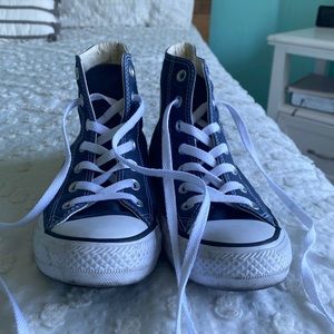 Women’s navy blue high top converse sz 7.5